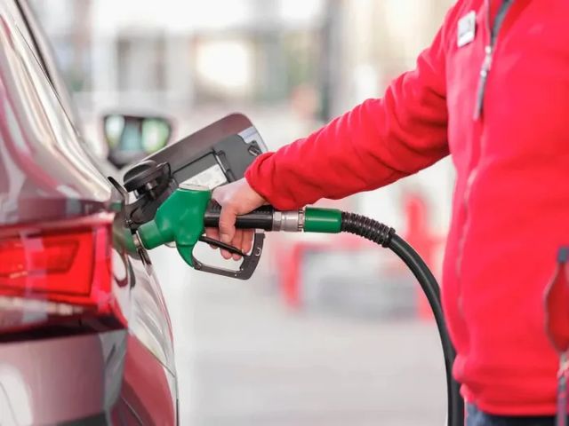 Benzina se scumpește cu 5 bani, iar motorina – cu 7 bani