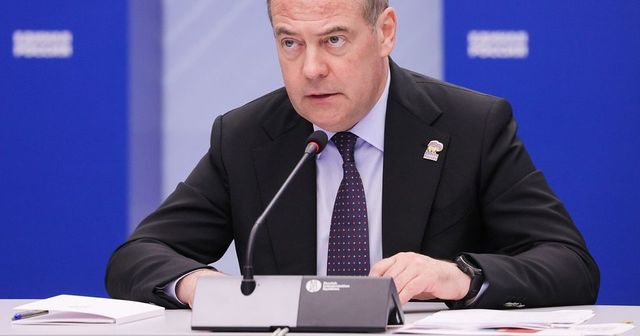 Vladimir Putin l-a decorat pe fostul președinte Dmitri Medvedev, chiar de ziua acestuia