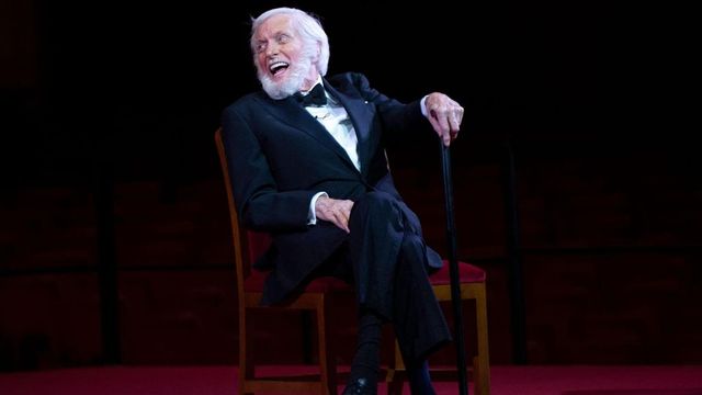 Dick Van Dyke festeggia 100 anni: lo spazzacamino di Mary Poppins non si ferma