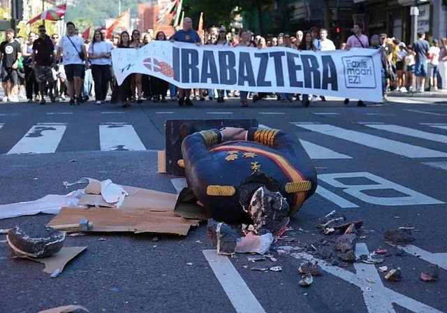 La Ertzaintza abre una investigación por la decapitación de una figura que emulaba al rey Felipe VI durante una manifestación de Ernai
