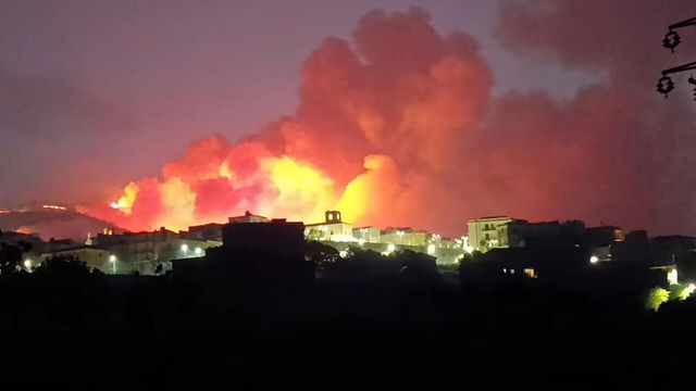 Incendio minaccia una cittadina dell'Agrigentino, sgomberate oltre 100 persone