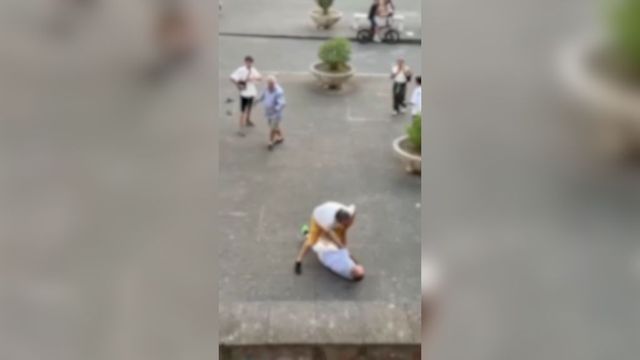 Grumo Nevano, il video dei ragazzini che prendono a calci e pugni in faccia anziano durante una rissa