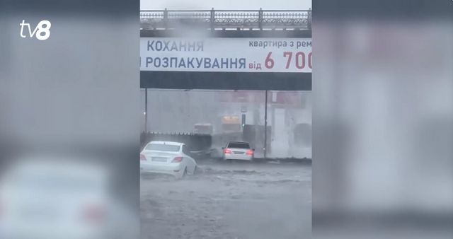 Ploi puternice în Odesa: Drumurile s-au transformat în râuri