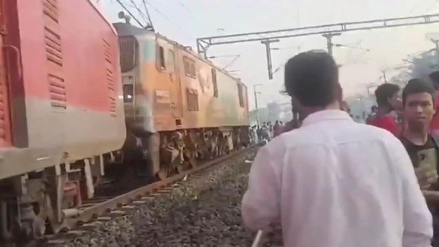 Three coaches of Secunderabad-Shalimar Superfast Express derail near Howrah