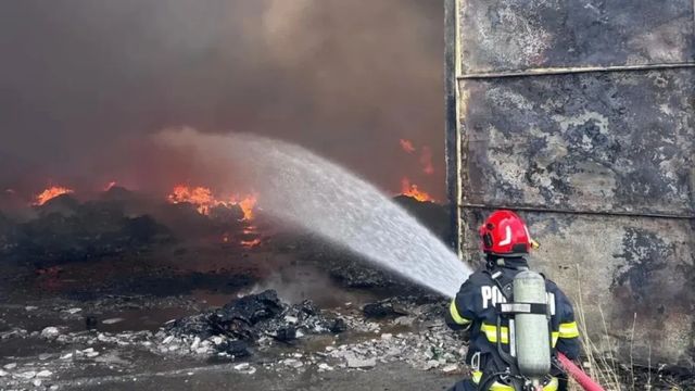 Incendiu puternic la o hală din Luduș, unde sunt depozitate deșeuri plastice
