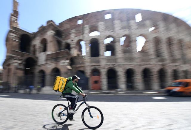 Caldo, Glovo sospende il bonus per i rider