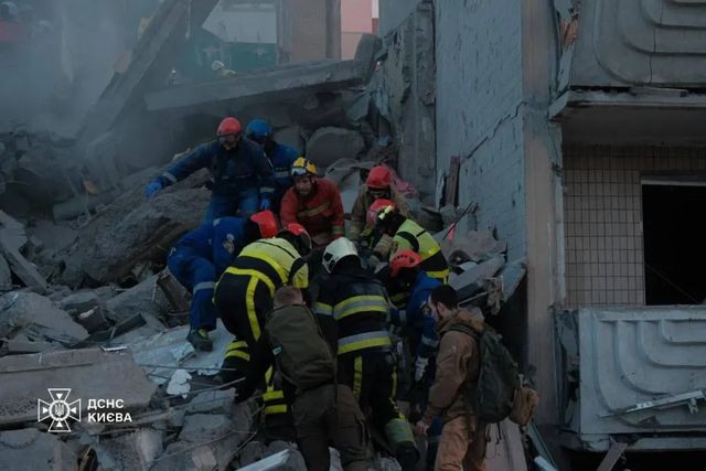 Un mort și zeci de răniți la Kiev. Un bloc locativ a fost vizat de atacul rușilor