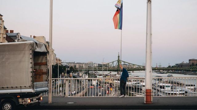 Elfogták az Erzsébet hídról pride-zászlókat a Dunába dobó férfit