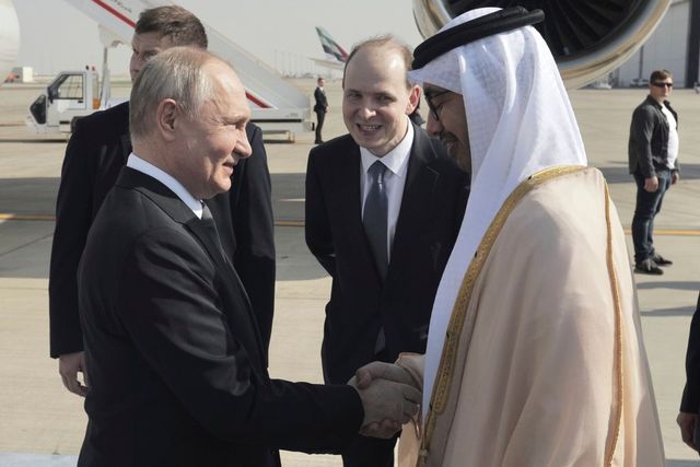 Vladimir Putin a ajuns la Abu Dhabi, prima etapă a unei vizite diplomatice în Emiratele Arabe Unite și în Arabia Saudită