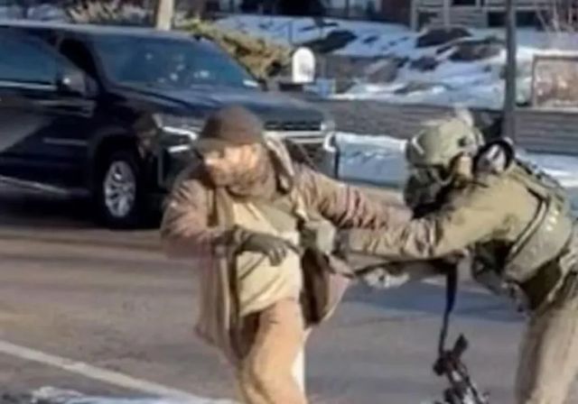 El vídeo del enfrentamiento entre Alex Pretti y agentes de Inmigración once días antes de ser acribillado a tiros