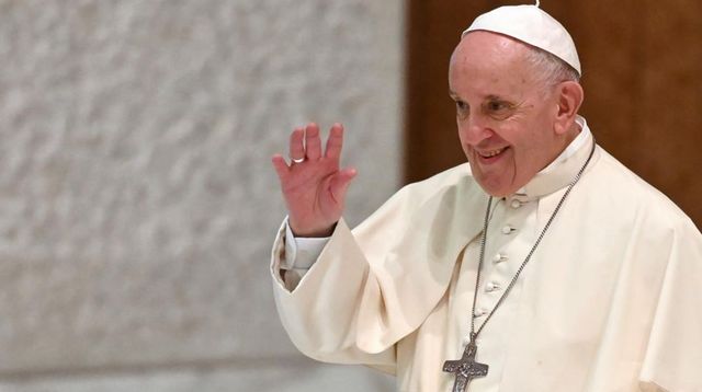 Papa Francisc a părăsit sâmbătă spitalul din Roma unde a fost tratat pentru bronșită