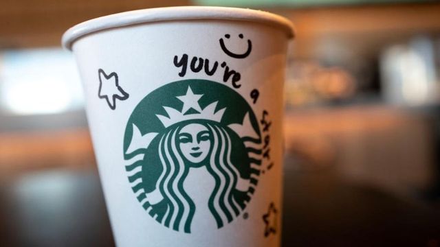 Starbucks, obligată să plătească 50 de milioane unui livrator care s-a ars cu cafea fierbinte