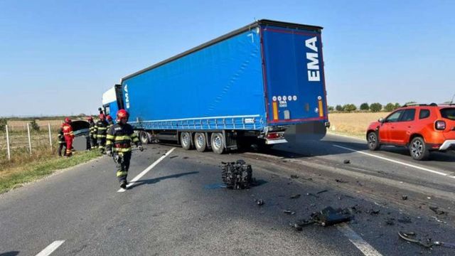 Accident mortal în Vrancea: un bărbat a murit, în urma ciocnirii dintre două mașini și un TIR