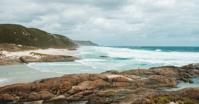 Un băiat de 13 ani a înotat timp de patru ore pentru a-și salva familia luată de valuri