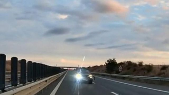Imagini uimitoare de pe A1, unde un șofer de 73 de ani a condus pe contrasens și a provocat un accident. A fugit cu mașina avariată
