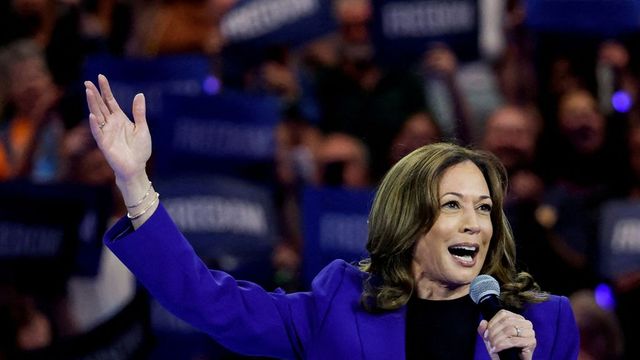 Kamala Harris Pledges To Be 'President For All Americans' At Democratic Meet; Social Media Buzzes Over 'Surprise Guest'