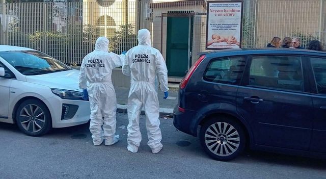 Neonato morto nella culla termica a Bari, indagati parroco e tecnico