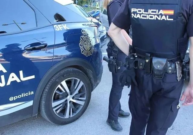 Un ladrón manda a la UCI a una mujer mayor que lo sorprendió cuando robaba en su casa en Málaga