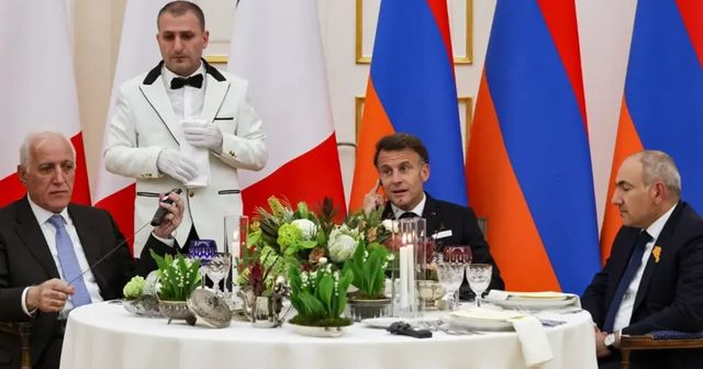 Armenia, Emmanuel Macron canta 'La Bohème' di Charles Aznavour