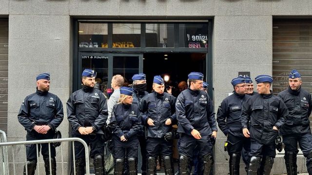 Brüsszelben az uralkodó politikai ideológia kritikusait rendőri eszközökkel hallgattatják el