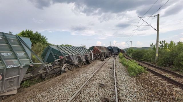 На участке Яссы — Пашканы сошел с рельс грузовой поезд
