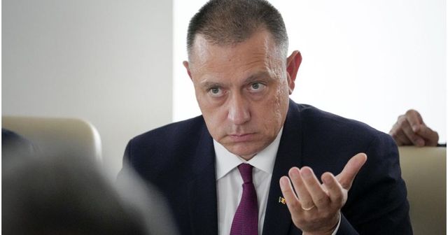 Un fost ministru al Apărării intervine și apără pensiile militarilor: Să le tratezi ca pensii speciale este o ticăloșie politică