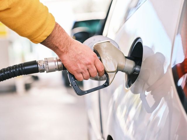 Care vor fi mîine prețurile la benzină și motorină în Moldova
