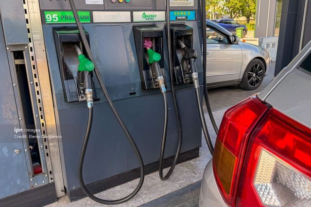 Benzina se scumpește cu 17 bani, iar motorina se ieftinește cu 32 de bani