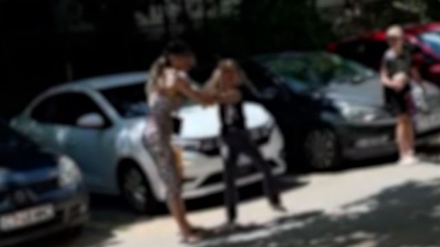 “Nu mai pot, mă disperă!” Mamă filmată în timp ce își brusca fiica pe o stradă din Constanța