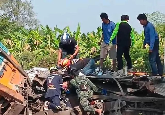Mueren 22 personas tras la caída de una grúa de construcción sobre las vías de un tren en Tailandia