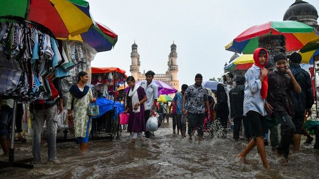 Heavy rain pounds Hyderabad, roads flooded, 1,000 evacuated as River Musi overflows