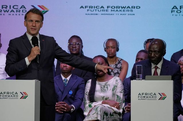 Macron s-a enervat la un eveniment din Kenya și a țipat la public. În Africa, președintele francez a făcut și jogging și a dansat