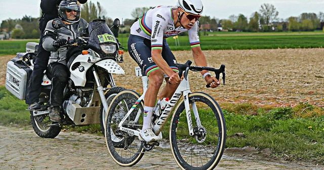 Parigi-Roubaix, vince Van der Poel