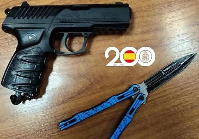 Amenaza de muerte con una navaja a sus compañeros de piso por negarse a beber alcohol con él