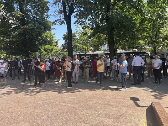 La protestul opoziției din fața Parlamentului ar fi participat 200 de oameni