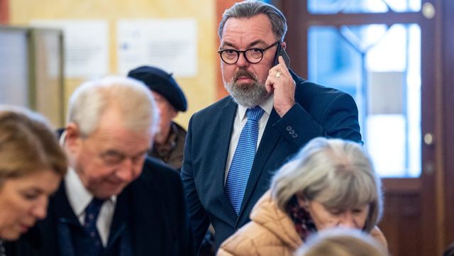 L. Simon László a százmilliós jogdíjak után Orbán János Dénes lemondását sürgeti