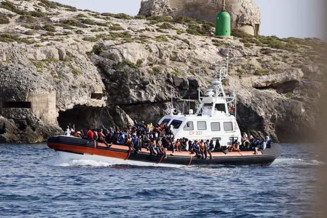 Migranti, 13 sbarchi in un'ora: caos a Lampedusa