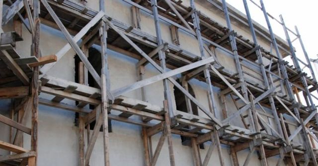 Un muncitor a murit și un altul a fost grav rănit după ce au căzut de pe acoperișul unei grădinițe