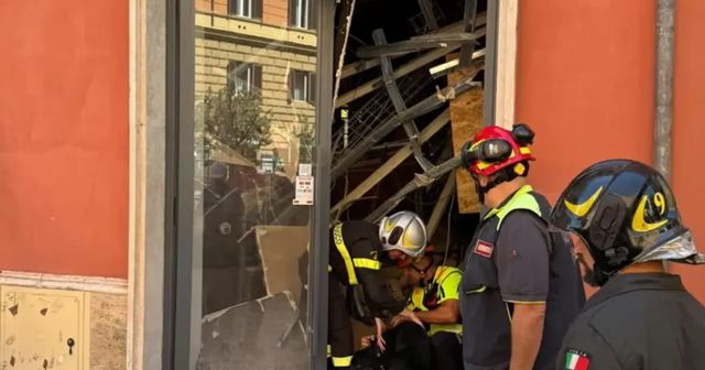 Crolla il solaio di una palazzina a Roma, 4 persone soccorse