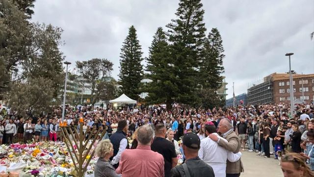 Teoristul supraviețuitor din Sydney a fost pus sub acuzare, după ce a ieșit din comă. Naveed Akram, 59 de infracțiuni