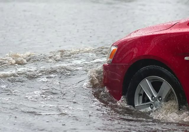 Cuidado con el agua: averías en coches inundados superan los 3.000 euros