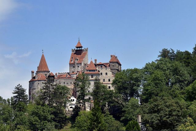 Turist italian de 55 de ani, găsit mort în curtea Castelului Bran