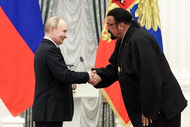 Steven Seagal: “Morirei per Putin” | E la Russia è pronta a mandarlo in guerra contro Kiev