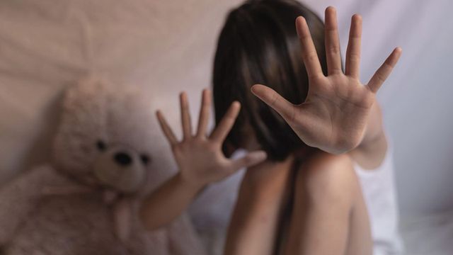 A permis unui bărbat să abuzeze sexual de fiica sa