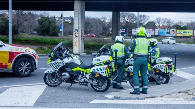 La DGT estrena las líneas verdes y azules en las carreteras: esta es su función y lo que cambia para la vida de los conductores