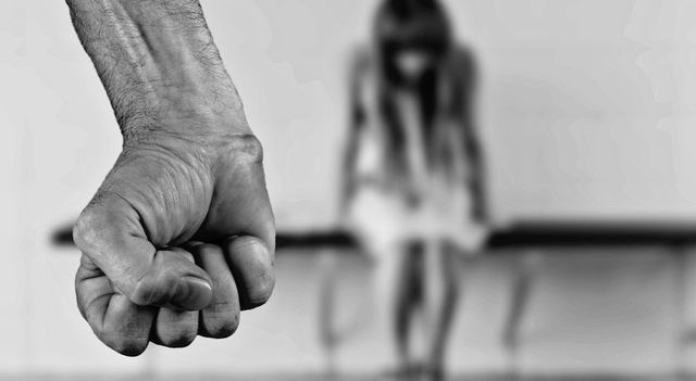 Picchia violentemente la moglie durante lite, donna è gravissima