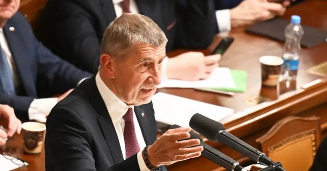Vláda nechce zákopovou válku s Hradem, řekl ve Sněmovně Babiš