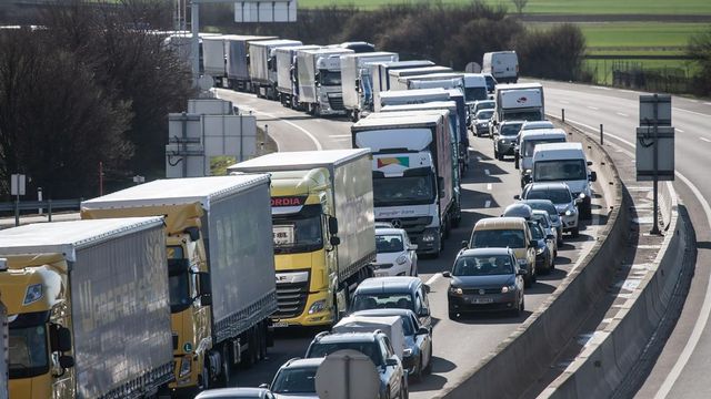 Kisbusz és autó ütközött Tatabányánál, teljes útzár van az M1-esen