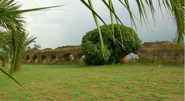 18enne violentata da 3 ragazzi davanti al fidanzato nel parco di Tor Tre Teste