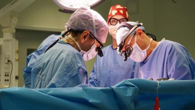 Primo trapianto combinato di rene e fegato da vivente, il padre ha donato per la figlia di 7 anni